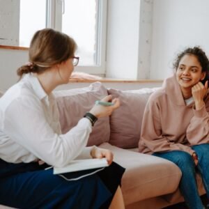 Cena de terapeuta e paciente em consulta