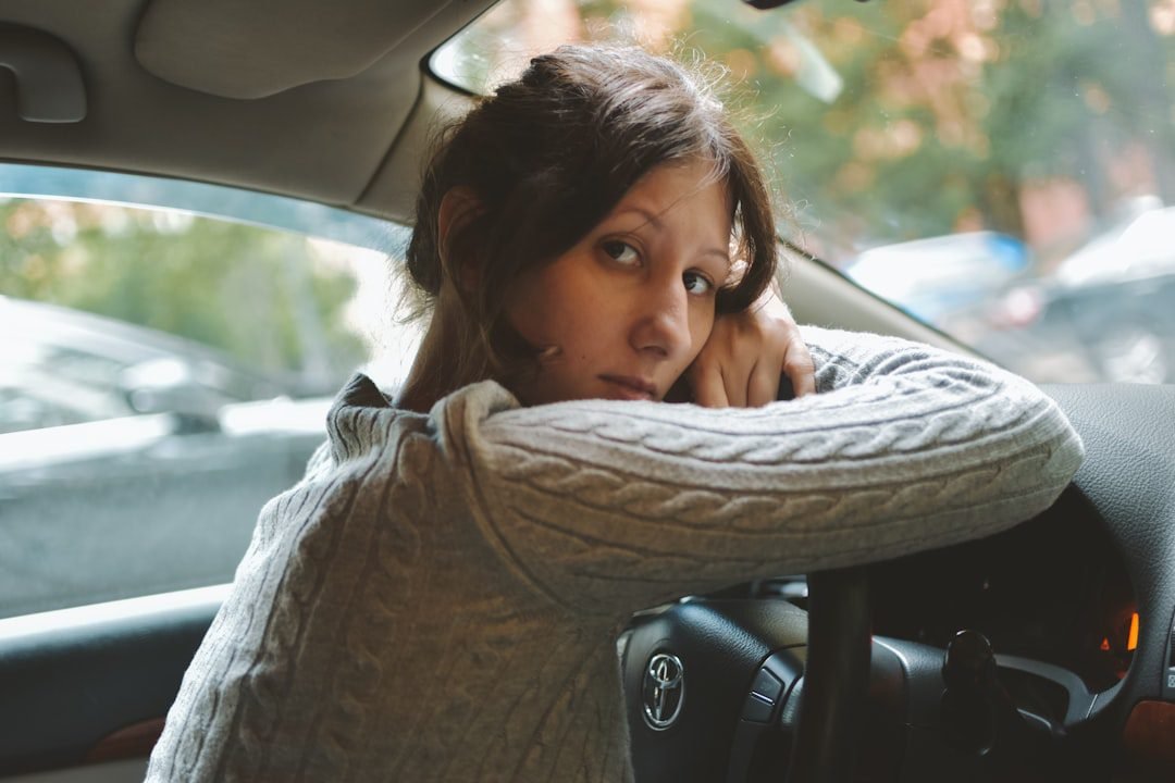 Guia detalhado sobre sintomas físicos e emocionais da ansiedade durante o exame de direção da CNH em mulheres.